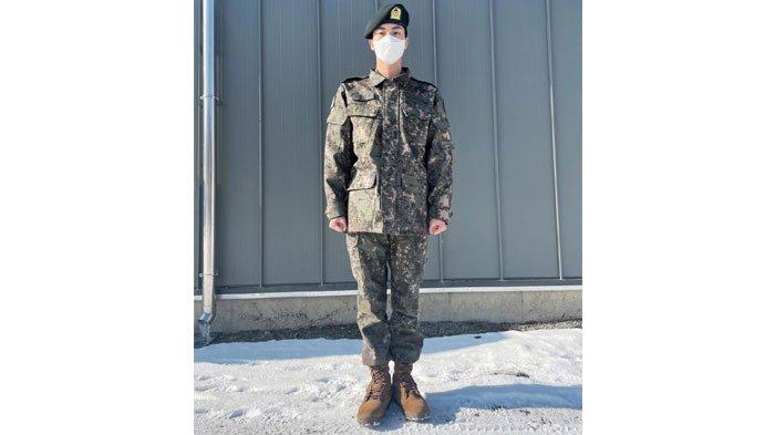 Jin BTS pakai seragam Militer