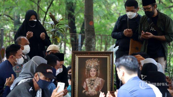Keluarga dan kerabat mengantarkan jenazah Dorce Gamalama untuk dimakamkan di TPU Bantar Jati, Jakarta Timur, Rabu (16/2/2022). Dorce Gamalama dimakamkan dengan protokol Covid-19. Dorce meninggal dunia di Rumah Sakit Pusat Pertamina (RSPP) Simprug, Jakarta Selatan, setelah berjuang melawan komplikasi penyakit diabetes serta Covid-19. ()