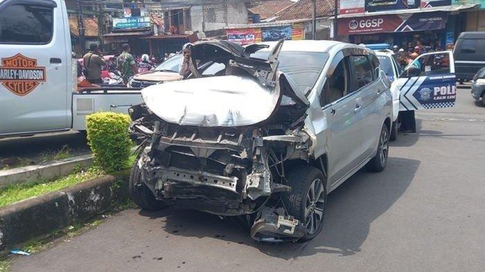 Kondisi Mobil Xpander Silver yang seruduk angkot di jalan RA Kosasih tepatnya di dekat simpang jalan Perum Pesona Cibeureum, Kecamatan Cibeureum Kota Sukabumi Kamis (22/9/2022) ternyata dikendari seorang nenek-nenek.