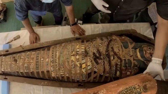 Ilustrasi mumi Firaun. Mumi Amenhotep I, yang memerintah dari tahun 1525 hingga 1504 SM, ditemukan di sebuah situs di Deir el-Bahari 140 tahun yang lalu.
