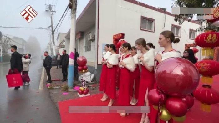 Orangtua sewa 8 model cantik jadi pengiring pengantin putrinya
