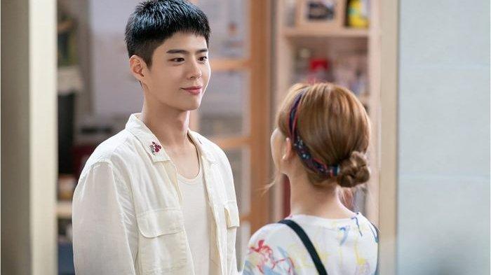 Park Bo Gum dan Park So Dam dalam drama Record of Youth.