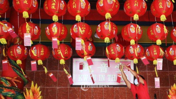 Pekerja saat menghias vihara jelang perayaan imlek di wihara Avalokitesvara Pondok Cabe, Pamulang, Tangerang Selatan, Sabtu (22/1/2022). Kegiatan tersebut untuk menyambut datangnya tahun baru Imlek yang pada 1 Februari 2022. Asal-usul kata Imlek Tahun Baru China dan 10 ucapan Imlek 2022