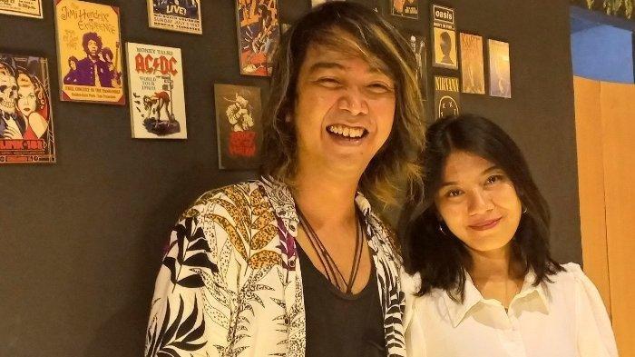 Penyanyi Bojes AFI ditemani Faridah Estu, istrinya, disela berbincang bersama Wartakotalive.com di Kedai Kopi Nanoy x Rockstar Coffee yang dikelolanya di Jalan Cipinang Muara I, Duren Sawit, Jakarta Timur, Sabtu (3/9/2022).