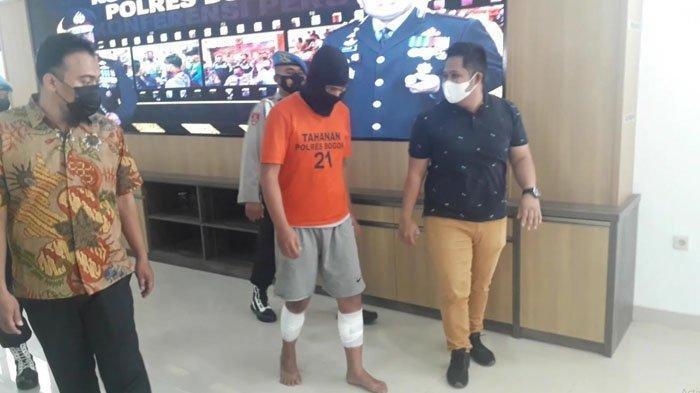 Polisi bekuk pelaku pembunuh perempuan yang mayatnya ditemukan terbungkus kardus dan plastik di Kampung Pisang, Kelurahan Karadenan, Kecamatan Cibinong, Kabupaten Bogor.