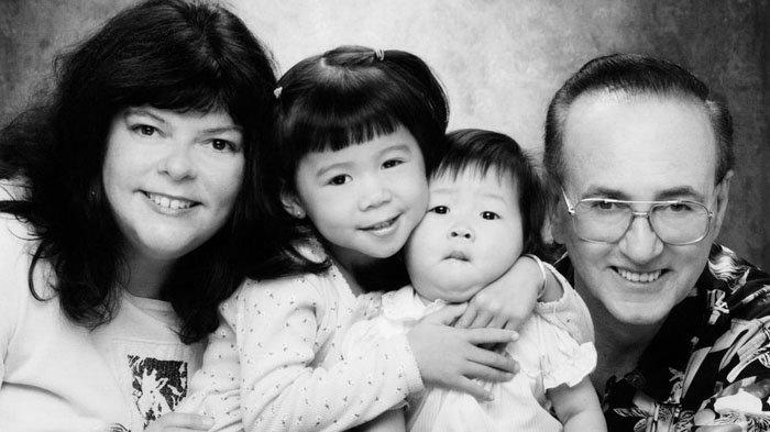 Potret Leah Lewis (dua dari kiri) bersama orangtua angkatnya