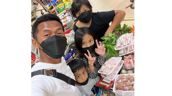 Pria Ini Jalani Ramadan Pertama sebagai Single Parent, Rawat 4 Anak