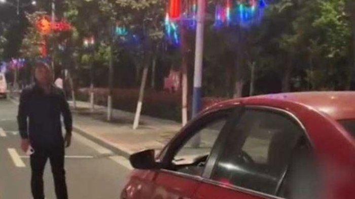 Pria tiba-tiba sujud di depan mobilnya