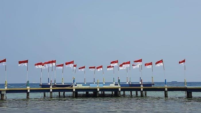 Puluhan bendera merah-putih berkibar di Pantai Panah Asmara, Kepulauan Seribu dalam memperingati HUT ke-77 RI.