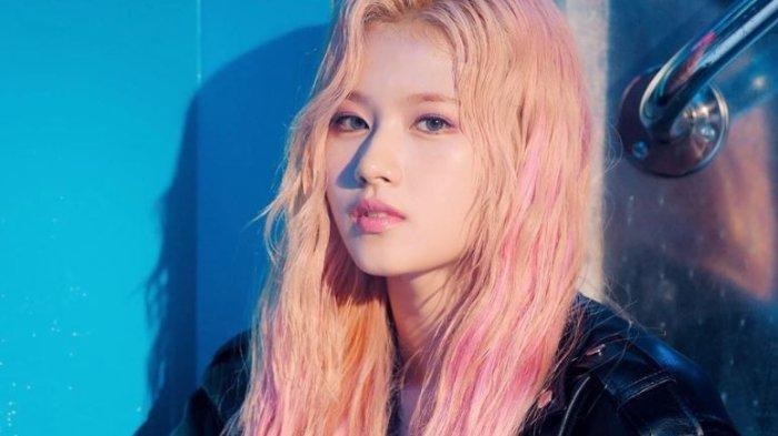 Sana TWICE berpenampilan rambut pink dan pirang saat single 'Feel Special'