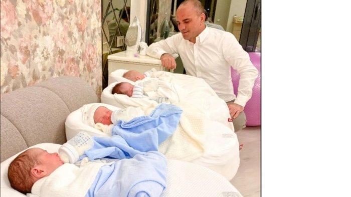 Suami Christina ketika mengasuh anak-anaknya