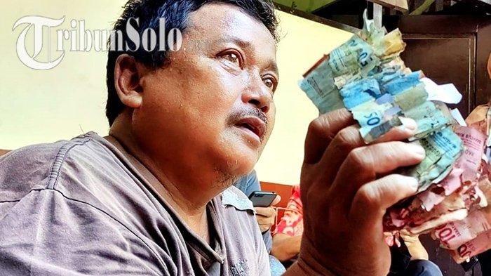 Samin (53) tahun yang menjadi penjaga sekolah di SD Negeri Lojiwetan, Kedunglumbu, Kecamatan Pasar Kliwon, Kota Solo itu pasrah. Dia menunjukkan uang yang dimakan rayap.