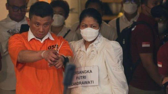 Tersangka Ferdy Sambo dan Putri Candrawathi saat menjalani rekonstruksi kasus pembunuhan Brigadir J di rumah dinas Ferdy Sambo, Duren Tiga, Jakarta Selatan, Selasa (30/8/2022). Tim Khusus (Timsus) Polri menggelar rekonstruksi kasus pembunuhan berencana Brigadir J atau Nofriansyah Yosua Hutabarat.