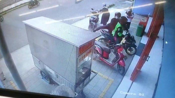 Tindakan pencurian kendaraan bermotor (curanmor) di area pertokoan wilayah Kecamatan Parungpanjang, Kabupaten Bogor terekam kamera pemantau CCTV, Minggu (23/10/2022)