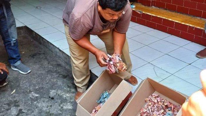 Uang Samin dimakan rayap