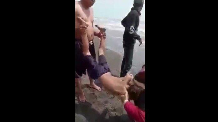 Aksi warga selamatkan bocah terseret arus ombak di Pantai Desa Mekarsari, Kecamatan Patrol, Kabupaten Indramayu.