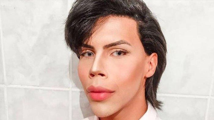 Viral seorang pria oplas agar mirip Ken Barbie, kini memilih jadi tukang bangunan