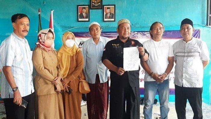 Permohonan maaf dan klarifikasi pemilik konten, Arif (tiga dari kanan) di Pesanggrahan Keramat Ki Ageng Desa Jogodalu, Kecamatan Benjeng, Senin (6/6/2022).