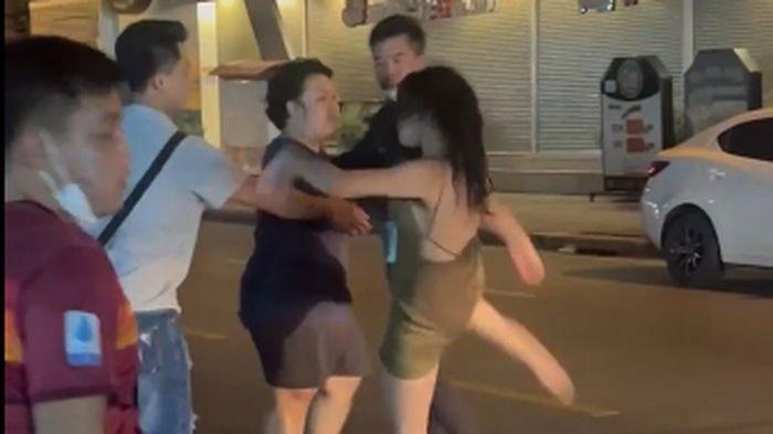 Tangkapan layar dari video seorang pria dihajar perempuan yang ternyata petinju, setelah menyiram bir ke tubuh gadis tersebut di distrik Huai Kwang, Bangkok, Senin (7/2/2022) malam.