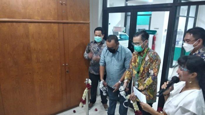 Peresmian Laboratorium PCR yang berlokasi di Jl. Diponegoro No. 147 Oleh dr. Dennis Jacobus, Sp.PK, dr. Ivan Rizal Sini, Sp.OG, Ir. Mesha Rizal Sini, Nurhadi Yudiyanto, SE.AK (kiri ke kanan)