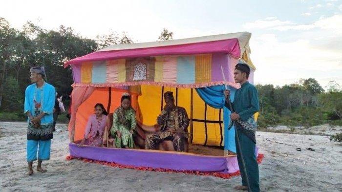 FOTO 3 : Salah satu Sanggar di Kabupaten Lingga. Sanggar Seni Diram Perkase, Desa Sungai Buluh, Kecamatan Singkep Barat yang menampilkan teater bangsawan melayu.