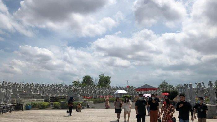 Suasana keramaian Vihara Ksitigarbha Bodhisatvva yang berada di Jalan Asia Afrika, Batu IX, Kecamatan Tanjungpinang Timur, Kota Tanjung Pinang, Provinsi Kepulauan Riau saat Momen Imlek 2021 tampak rami dikunjungi