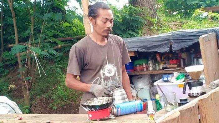 Ajew sedang meracik kopi di Bukit Batu Belang, Desa Cikidang,Kecamatan Lembang, Kabupaten Bandung Barat