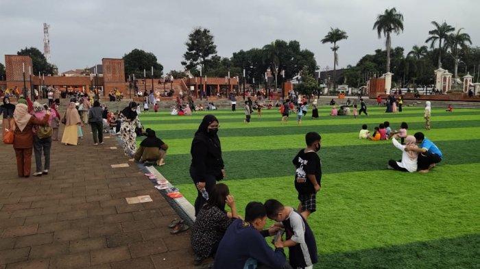 Suasana Alun-alun Majalengka dipadati pengunjung seusai diresmikan Bupati Majalengka, Karna Sobahi pada Senin 8 Februari 2021