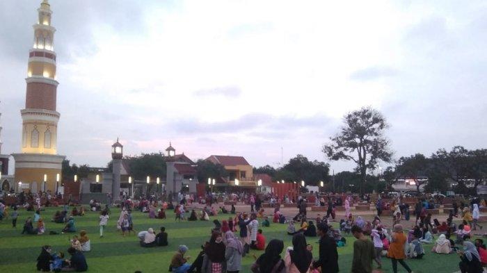 Suasana Alun-alun Majalengka yang dipadati pengunjung seusai diresmikan Bupati Majalengka, Karna Sobahi, Senin 8 Februari 2021