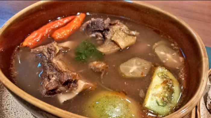 Hidangan kuah asam iga yang terdiri dari iga sapi 150 gram, belimbing wuluh, cabe rawit, bawang goreng, dan tomat hijau.
