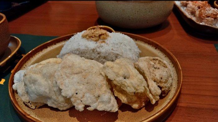 nasi putih, kerupuk emping, dan sambal merah sebagai pelengkap asam iga