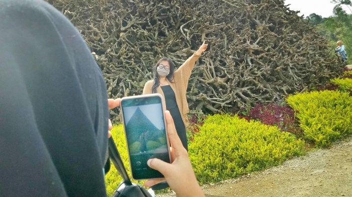 Pengunjung difoto pada spot foto di Astro Highlands Ciater, Subang