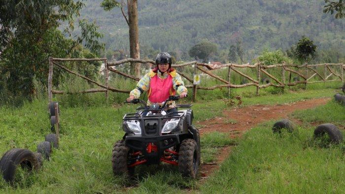 Bermain ATV di The Mulberry Hills, Desa Cibodas, Maribaya, Lembang, Kabupaten Bandung Barat