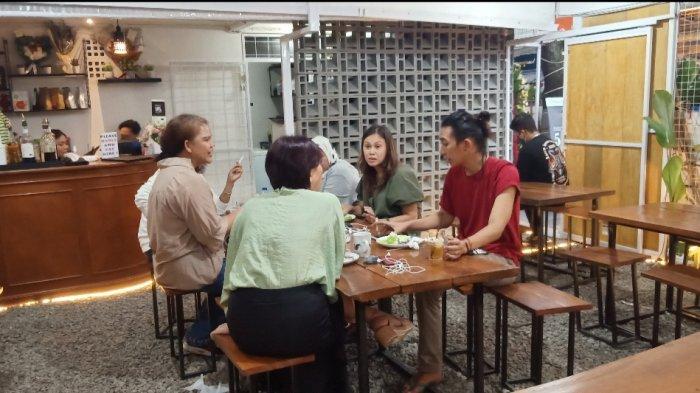 Suasana ayam kalasan di Ayam Kalasan 727 x Kopi dari Rumah di Jalan Buahbatu 234, Bandung