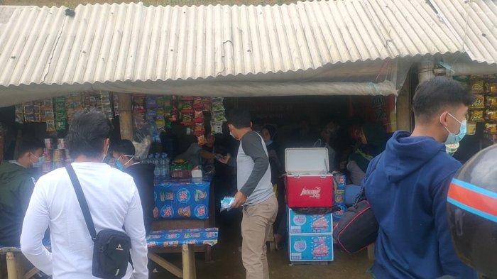 Kabid Destinasi dan Industri Pariwisata Disparbud Majalengka, Adhy Setya dibantu Satgas Covid-19 kecamatan setempat membagikan masker kepada pengunjung Terasering Panyaweuyan Majalengka, Sabtu (15/5/2021)