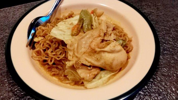 Bakmi nyemek di Ruang Santap, Jalan Cijerokaso, Cluster Green Resindence Unit F, Sarijadi, Kota Bandung.