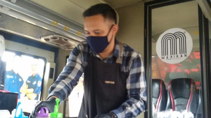 barista meracik kopi dalam Cikobis, Senin (12/10/2020)
