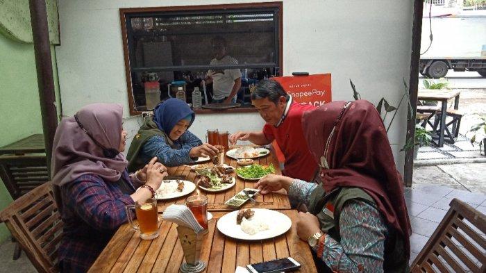 Tempat makan Bebek Bakar A'Yayo di Jalan Bengawan, Bandung