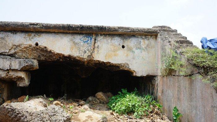 Sisa-sisa Benteng Gedong Dalapan di Bukit Pasir Gagak, RT 02/03, Desa Karanganyar, Kecataman Cililin, Kabupaten Bandung Barat