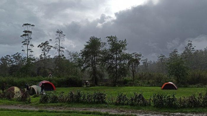 Berkemah di camping ground Kampung Cai, Rancaupas, Ciwidey, Kabupaten Bandung