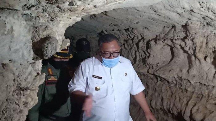 Bupati Sukabumi Marwan Hamami meninjau lokasi gua tempat fosil gigi hiu di Kampung Cigintung, Desa Gunungsungging, Kecamatan Surade, Kabupaten Sukabumi,