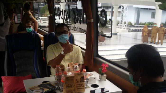 Bupati Ciamis H Herdiat Sunarya mengacungkan jempol di dalam bus Cikobis (Ciamis Kopi dalam bis)” di halaman Pendopo Gedung Negara Ciamis, Senin (12/10) sore