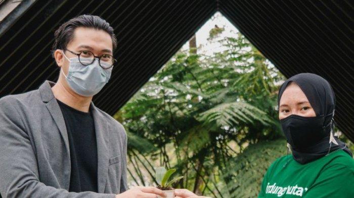 CEO sekaligus Pendiri Orchid Forest Cikole, Barry Akbar dan Ghyna Asita Dwi Ningrum sebagai Project Assistant Lindungi Hutan.