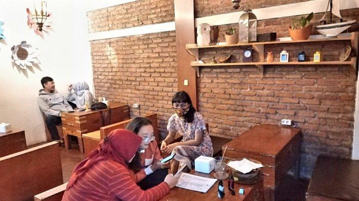 Area Mi Amor (Cintaku) di Colada Cafe yang merupakan tempat nongkrong semi-outdoor.