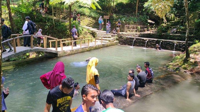Kolam di Curug Cipeuteuy di Desa Bantaragung, Kecamatan Sindangwangi, Kabupaten Majalengka