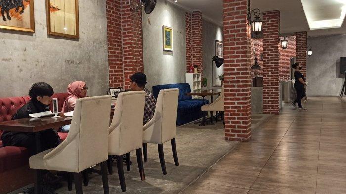Suasana Restoran Dandy'S Steak di Jalan Bengawan No 83, Bandung