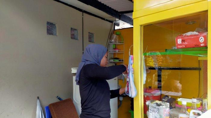 Karyawan Dimsum Wanusukii menyiapkan dimsum untuk pelanggannya di Jl. Cilengkrang 2 No 172 Cibiru, Kota Bandung,
