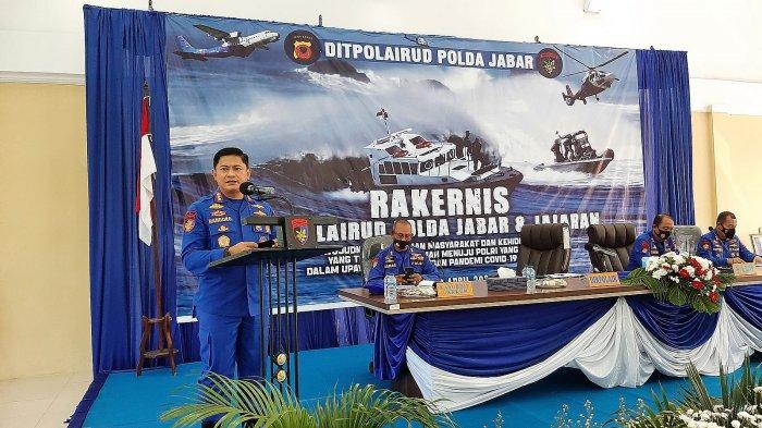 Dirpolairud Polda Jabar, Kombes Pol Widihandoko, saat menyampaikan sambutan dalam rakernis di Aula Mako Ditpolairud Polda Jabar, Jalan Kapten Samadikun, Kecamatan Kejaksan, Kota Cirebon, Kamis (8/4/2021).