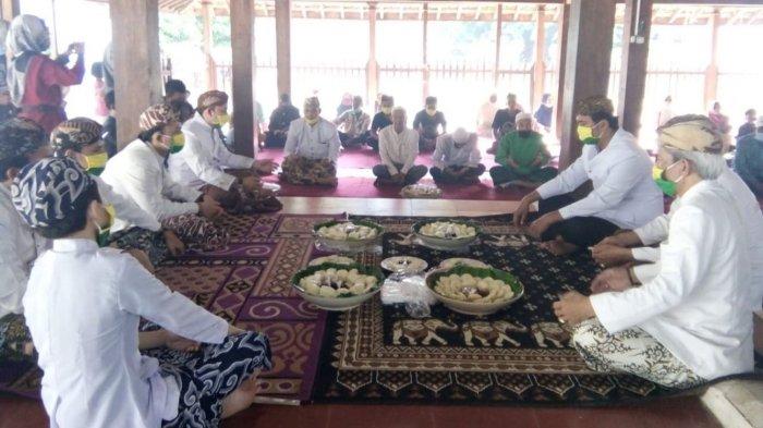 Keluarga besar Keraton Kanoman berdoa bersama sebelum menikmati apem dalam tradisi Rebo Wekasan di Bangsal Paseban Keraton Kanoman, Kecamatan Lemahwungkuk, Kota Cirebon, Rabu (14/10/2020).