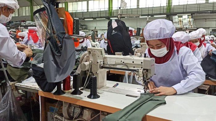 Pembuatan ransel Eiger di pabrik PT Eigerindo Multi Produk Industri, katapang, Kabupaten Bandung